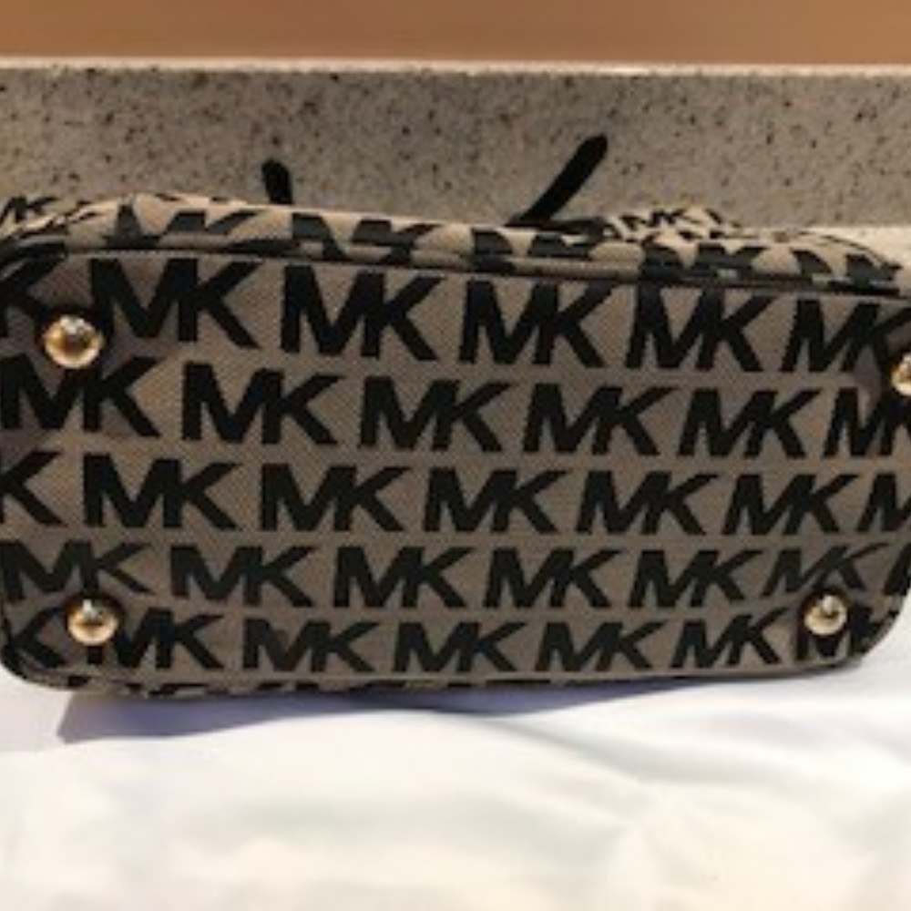 👜Michael Kors Tan & Black Tote Bag - Picture 2 of 8